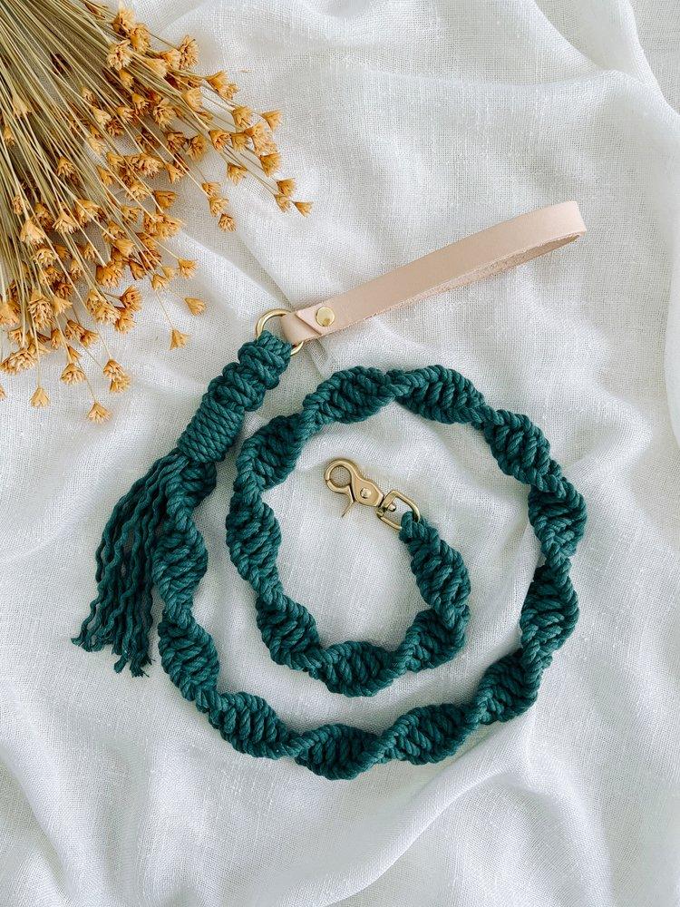 EMBER & IVORY - Macrame Leash - Jade - Spiral - Natural Leather Handle - PAWMART.ca