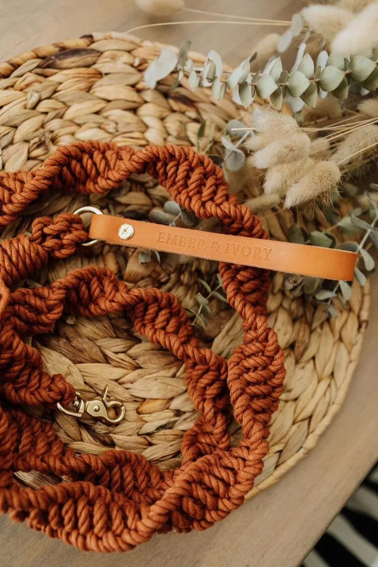 EMBER & IVORY - Macrame Leash - Rust - Spiral - Natural Leather Handle - PAWMART.ca