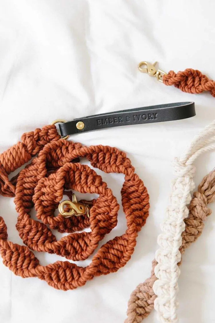 EMBER & IVORY - Macrame Leash - Rust - Spiral - Natural Leather Handle - PAWMART.ca