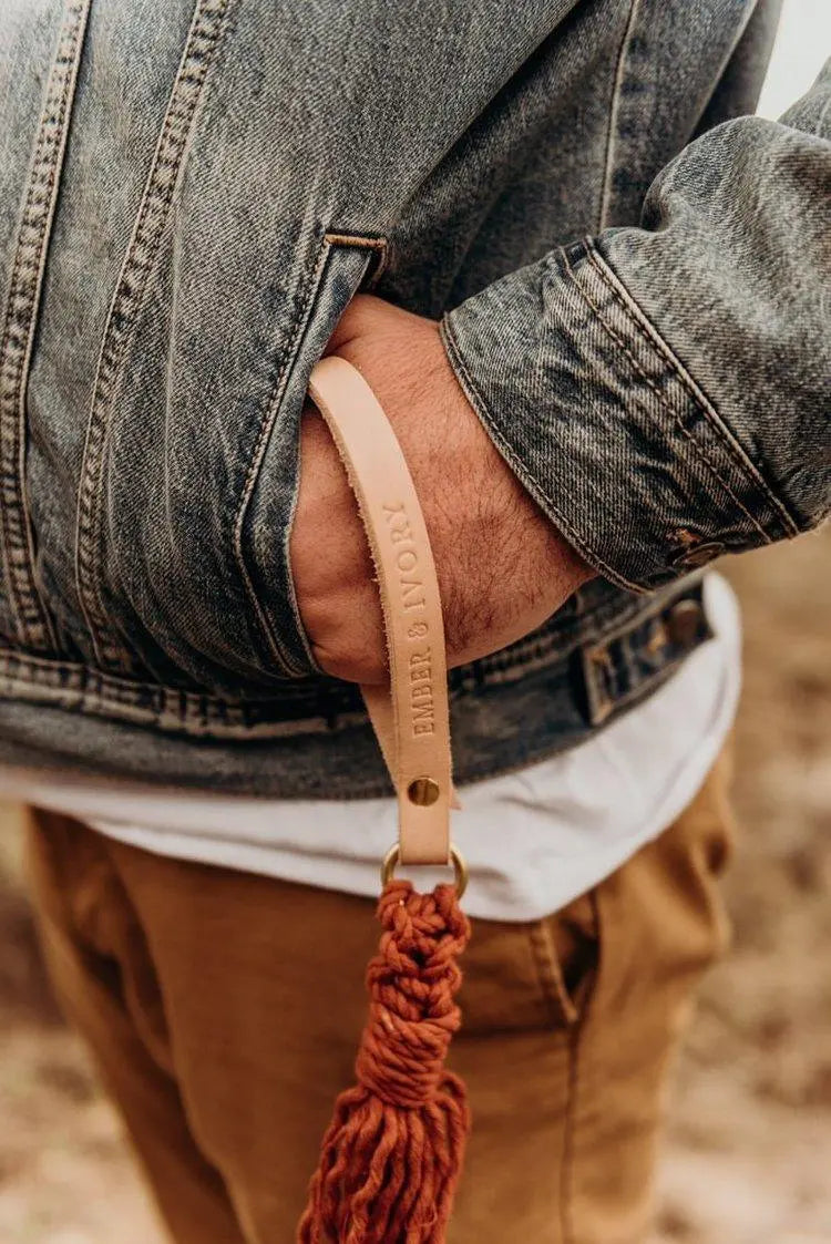 EMBER & IVORY - Macrame Leash - Rust - Spiral - Natural Leather Handle - PAWMART.ca