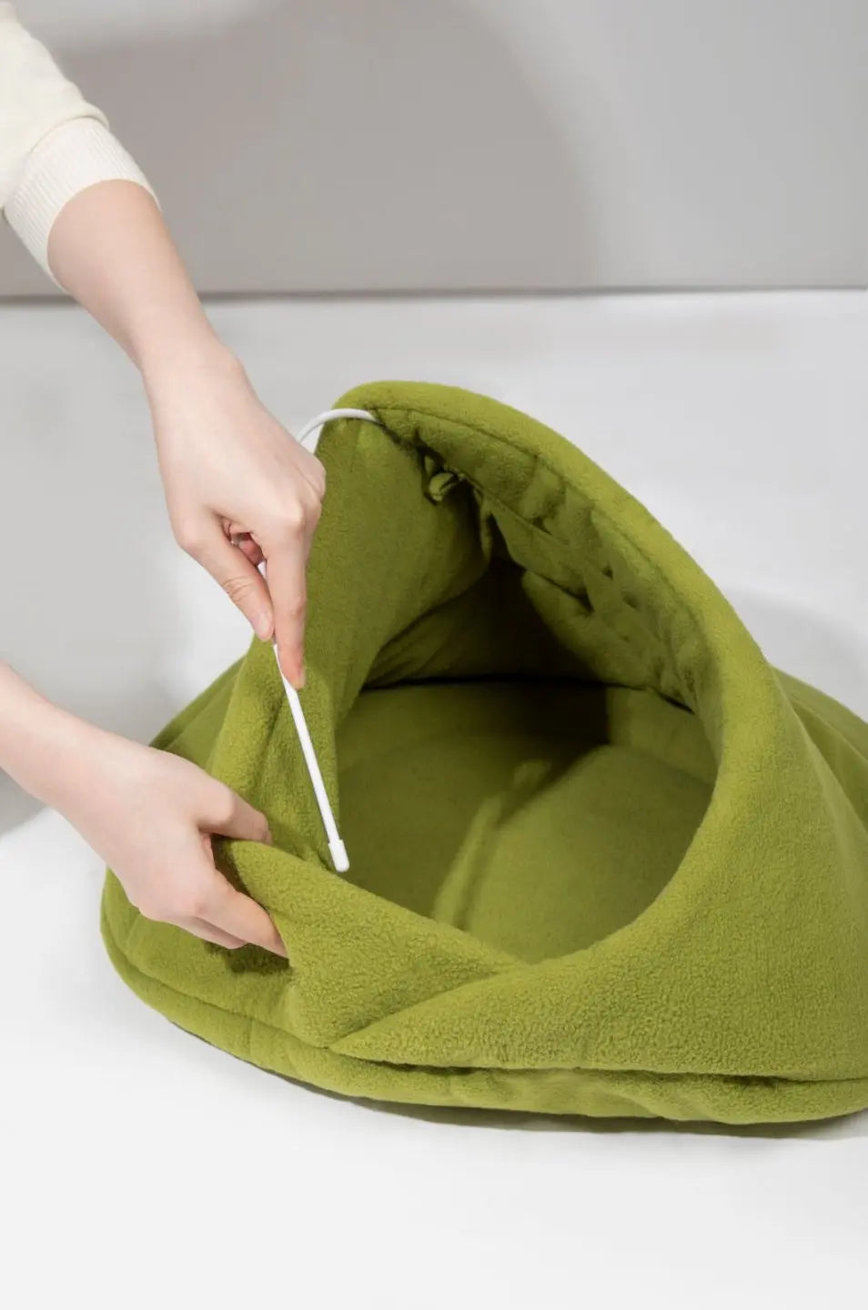 Fleece Semi-Enclosed Pet Bed | Momopets™ CozyDen Series Momo Pets