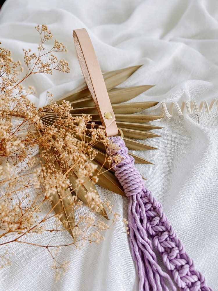 EMBER & IVORY - Macrame Leash - Lavender - Spiral - Natural Leather Handle Ember & Ivory